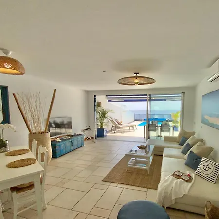 Frontline 26, Modern Coastal Design With Amazing Views 度假居 卡列罗港